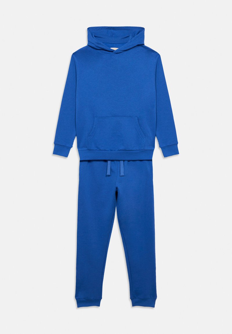 Μπλε βαμβακερό φούτερ με κουκούλα και μπροστινή τσέπη, σε συνδυασμό με μπλε φόρμα με ελαστική μέση και μανσέτες, ομαλή υφή σε όλο το ύφασμα.