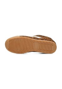 Sneaker marrone con una trama, dotata di una suola in gomma naturale, con un design strutturato e dettagli bianchi ai lati. La vista dal basso mostra il battistrada per una migliore aderenza.