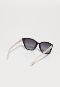 Guess Sončna očala - shiny black/gradient smoke