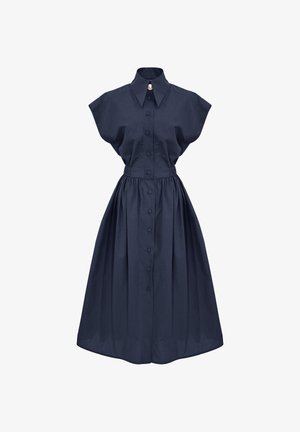 Granatowa, bezrękawna sukienka koszulowa z zapięciem na guziki z przodu, z wyciętym kołnierzem, marszczoną talią i rozkloszowaną midi spódnicą.