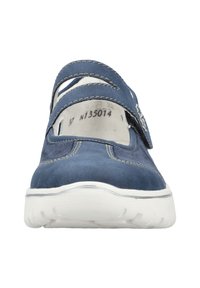 Chaussure en suède bleue avec deux sangles réglables, semelle en caoutchouc blanche, détails de couture et découpes sur les côtés.