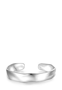 Pulsera de brazalete de plata lisa y brillante con una superficie ligeramente ondulada e irregular y extremos abiertos.