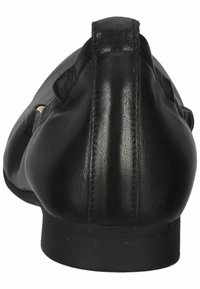 Chaussure plate en cuir noir présentant un bout rond et un petit talon, avec des détails de coutures subtils le long de l'arrière et des côtés.