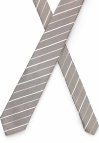 Cravatta in seta beige con strisce bianche diagonali, esposta incrociata su uno sfondo bianco.