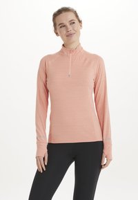 Lettet langærmet top i koral med halv-zip krave, der har tommelfingerhul og reflekterende detaljer på ærmerne for synlighed.