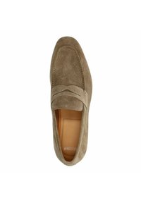 Suède instap loafer in zacht olijfgroen met een licht afgeronde neus, decoratieve stiksels en een gladde tan interieurvoering.