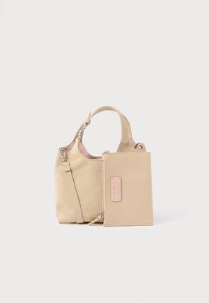 Beige Wildleder-Handtasche mit strukturiertem Körper, kurzen Griffen und abnehmbarem, mit Reißverschluss versehenem Täschchen. Mit pinkfarbenem Akzent am Etikett des Täschchens.