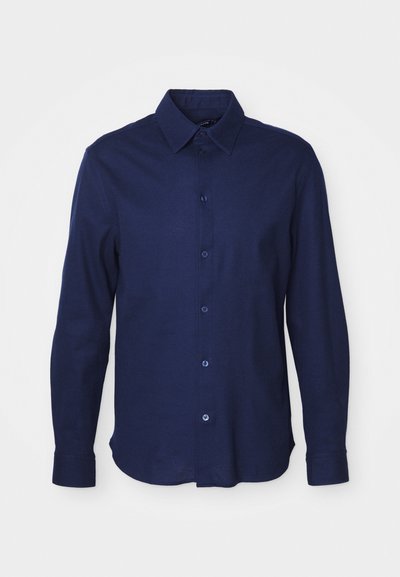 Camisa de manga larga en color azul marino oscuro, hecha de tela suave. Cuenta con un cuello clásico, cierre de botones en la parte frontal y un dobladillo redondeado.