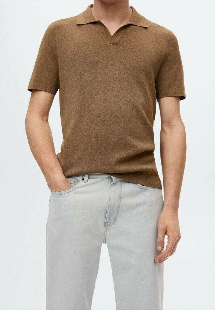 Polo marron à manches courtes en tissu tricoté doux, avec col et coupe décontractée, associé à un jean bleu clair.
