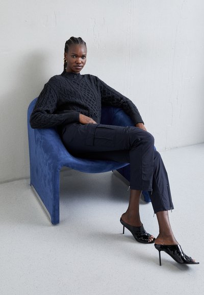 WOOD WOOD ANGELA ARMY PANT - Kargopüksid - black