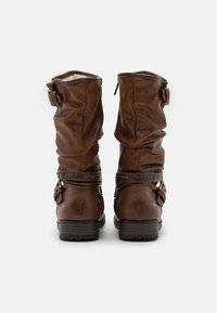 Bottes en cuir marron jusqu'au genou avec une finition texturée, un design fléchi, des accents de boucle et un talon bas et épais. Doublées de matière douce.