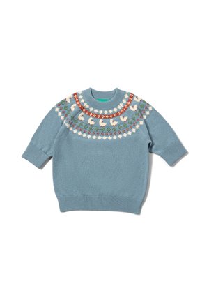 Himmelblaues gestricktes Sweatshirt mit kurzen Ärmeln, das eine gemusterte Passe in Rot, Weiß, Grün und Braun mit geometrischen Designs aufweist.