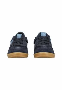 Zapatillas de ante azul marino con acentos en azul claro, diseño con cordones y suelas de goma. Presenta cremalleras laterales y logotipo en la lengüeta.