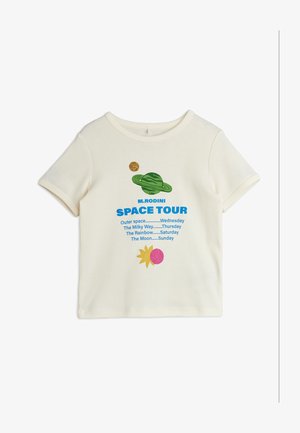 T-shirt crème à manches courtes pour tout-petit avec des illustrations colorées de planète et de soleil, ainsi qu'un texte bleu listant un programme "Visite de l'Espace" par jour.