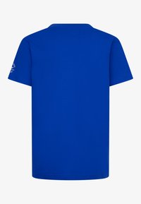 Camiseta de algodón azul con mangas cortas, escote redondeado y sin diseño gráfico. Textura suave, corte estándar y dobladillo recto.