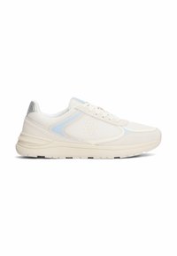 Sneakers w jasnym kremowym siateczkowym i zamszowym wykończeniu, z jasnoniebieskimi akcentami, teksturowanymi panelami oraz białą podeszwą z czarnym bieżnikiem.