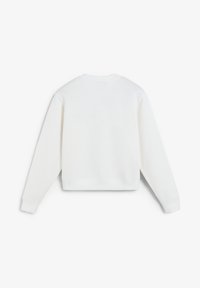 Sudadera blanca con cuello redondo, mangas largas y puños acanalados. Textura suave con un diseño ligeramente recortado, minimalista y limpio.
