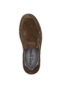 Hnědé semišové boty s kulatou špičkou, elastickým páskem a kontrastním bílým šitím. Obsahují polstrovanou stélku a texturovanou podrážku.