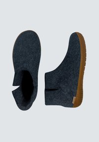 Dunkelgraue Filzschuhe mit einer weichen, strukturierten Oberfläche, einem niedrigen Knöchel-Design und Gummisohlen für besseren Halt. Keine sichtbaren Verschlüsse.