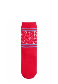 Calcetín rojo con una franja azul y un patrón blanco en forma de red en la parte superior; textura suave y forma clásica de calcetín de caña.