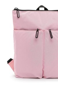 Mochila de nailon rosa con una textura suave, con una parte superior con cremallera, dos bolsillos frontales y herrajes de cremallera negros.
