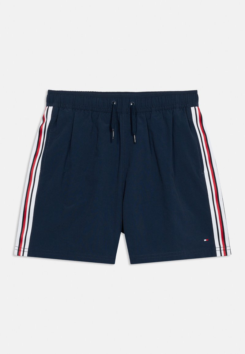 Σορτς ναυτικού μπλε με ελαστική μέση και κορδόνι, λευκές και κόκκινες κάθετες ρίγες στα πλαϊνά και μικρό λογότυπο στο κάτω δεξιό πόδι.