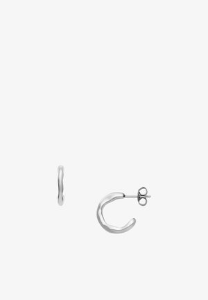 Boucles d'oreilles en argent en forme de hoop avec un design ondulé. Texture lisse et finition polie. Comprend un tige et un clasp en papillon pour une fermeture sécurisée.