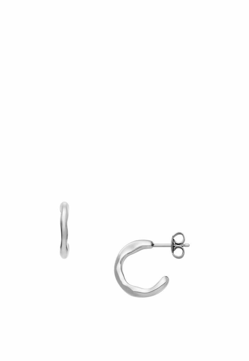 Silverfärgade hoopörhängen med en vågig design. Slät yta och polerad finish. Inkluderar en stift och fjärilsspänne för säker stängning.