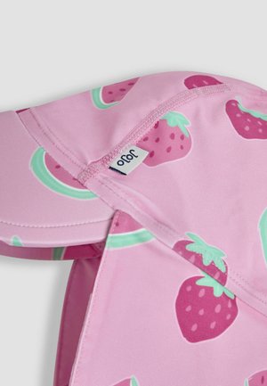 Casquette rose clair avec des motifs de fraises et de pastèques. Fabriquée en tissu doux et extensible, avec une visière courbée et un détail d'étiquette cousue.