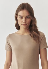 TATUUM MIKAJA - T-shirts basic - beige