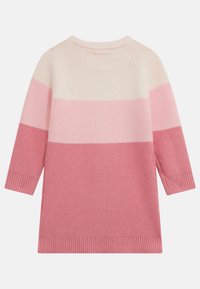 Strickkleid mit einem Farbverlauf von zartem Rosa zu dunklerem Rosa, Raglanärmeln, gerippten Bündchen und rundem Ausschnitt.
