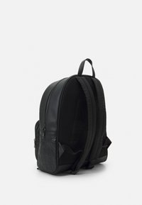 Zaino nero con superficie testurizzata, pannelli in rete, doppia zip e spallacci imbottiti; include una piccola tasca anteriore con zip.