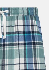Karierte Shorts mit einem Kordelzugbund. Hergestellt aus einem weichen Stoff in Blau-, Grün- und Weißtönen mit vertikalen und horizontalen Linien.