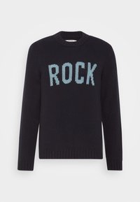 Dunkelblaues Strickpullover mit strukturiertem Finish, rundem Ausschnitt und fettem hellblauem "ROCK"-Schriftzug auf der Brust. Normale Passform.