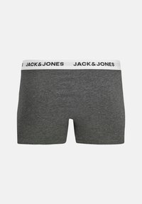 Graue Boxershorts mit einem weißen elastischen Bund, der mit schwarzem "JACK & JONES"-Text bedruckt ist, aus einem weichen, dehnbaren Material gefertigt.