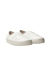 Chaussures slip-on blanches matelassées avec une texture lisse, semelle en caoutchouc et intérieur rembourré. Présentent un logo de marque sur le côté.