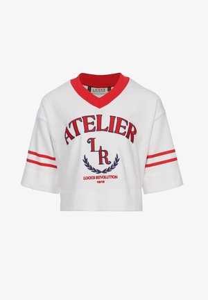 Witte cropped shirt met korte mouwen, rode V-hals, rode strepen op de mouwen en rode en marineblauwe tekst "ATELIER LR" en "LOOXS REVOLUTION" op de voorkant.