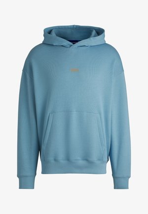 Lys blå hættebluse lavet af blødt stof. Har en front kangaroo-lomme og et lille logo i guld på brystet.