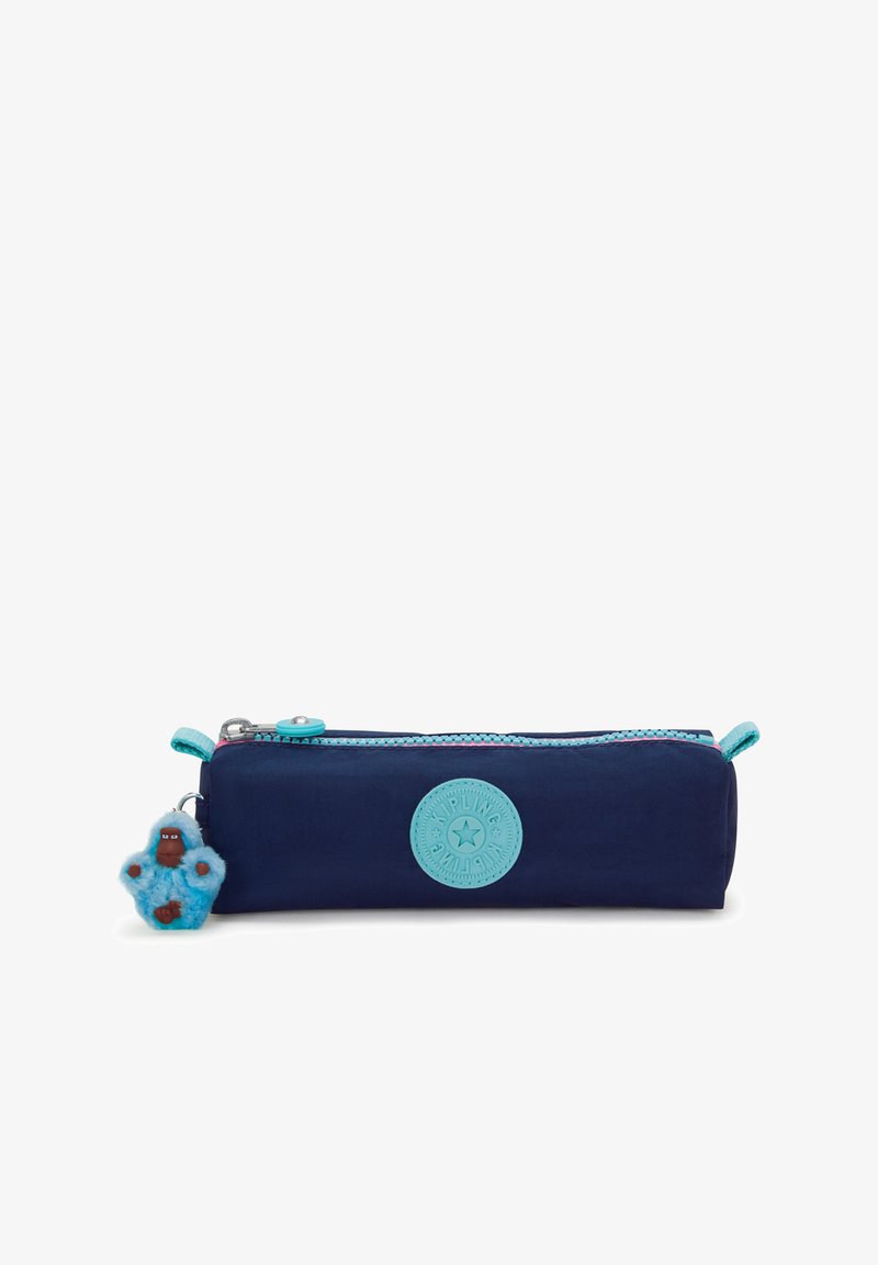 Granatowy piórnik z turkusowym suwakiem i logo. W zestawie futrzany niebieski breloczek z małą brązową figurką. Gładka tekstura materiału.