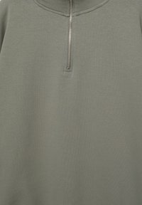 Felpa con zip in verde smorzato. Realizzata in morbido tessuto con colletto alto e una breve zip in metallo. Presenta dettagli a costine sul colletto e sull'orlo.