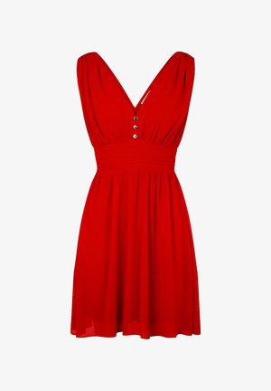 Punainen hihaton mekko, jossa on V-aukko, laskostettu yläosa ja istuva vyötärö. Edessä kolme metallista nappia, kevyt kangas.