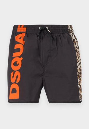 Sorte badeshorts med stor lodret orange "DSQUA" tekst på venstre ben og leopardmønstret panel på højre side, elastisk talje med sort snøre.