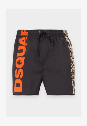 Short de bain noir avec un grand texte vertical orange "DSQUA" sur la jambe gauche et un panneau imprimé léopard sur le côté droit, taille élastique avec cordon noir.