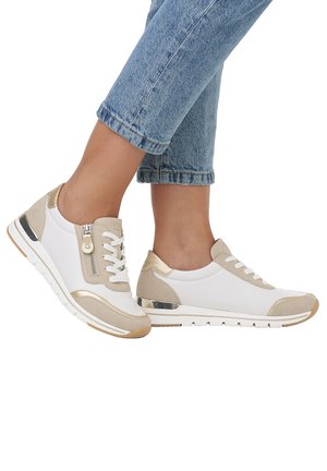 Weiße und beige Sneakers mit einem Reißverschluss und Schnürsenkeln, die über strukturierte Einsätze und metallische Akzente verfügen. Gummisohle mit leichtem Absatz.