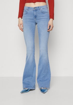 Lys blå slengbukser med mellomhøy midje, som har et fem-lomme design, lett slitasje på lårene, og distressed hemlister.