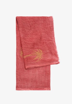 Miękki, czerwony lniany szalik z delikatnymi, żółtymi wzorami palm i postrzępionymi brzegami, złożony na białym tle.