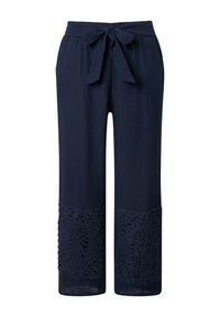 Pantalones azul marino de pierna ancha con tela texturizada, cinturón anudado en la cintura, bolsillos laterales y paneles de encaje por encima del dobladillo en ambas piernas.