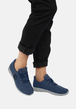 Blauwe stof sneakers met een gestructureerd oppervlak, grijze rubberen zolen en vetersluiting. Kenmerkt een logo-accent aan de zijkant.