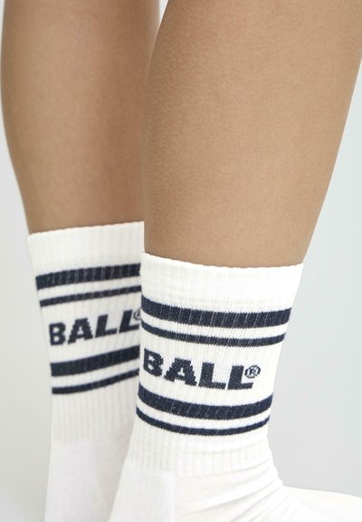 Valged soonikkoega lõua kõrgused sokid, millel on mereväe triibud ja "BALL" logo. Tekstuurse kudumiga kangas kontrastsete triipudega ülaosas.