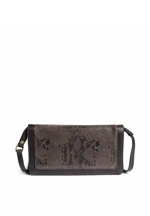 Pochette rectangulaire en cuir marron foncé avec bandoulière ajustable et texture écailles de serpent sur le rabat avant, sur fond blanc.